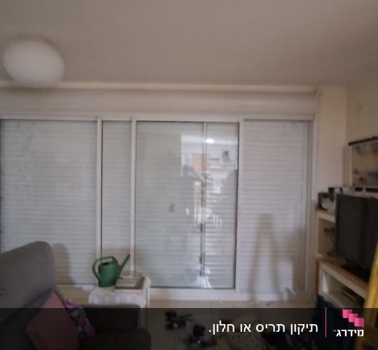 חדר עם תריסים סגורים וסולם צהוב